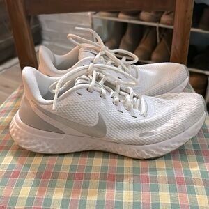 •Women’s•White•Nike•Revolution•Size•7.5•